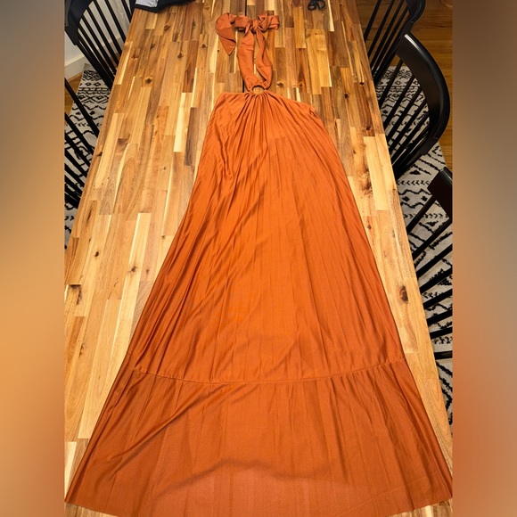 ASOS DESIGN halter trapeze pleated maxi dress with ring detail - Picture 4 of 8